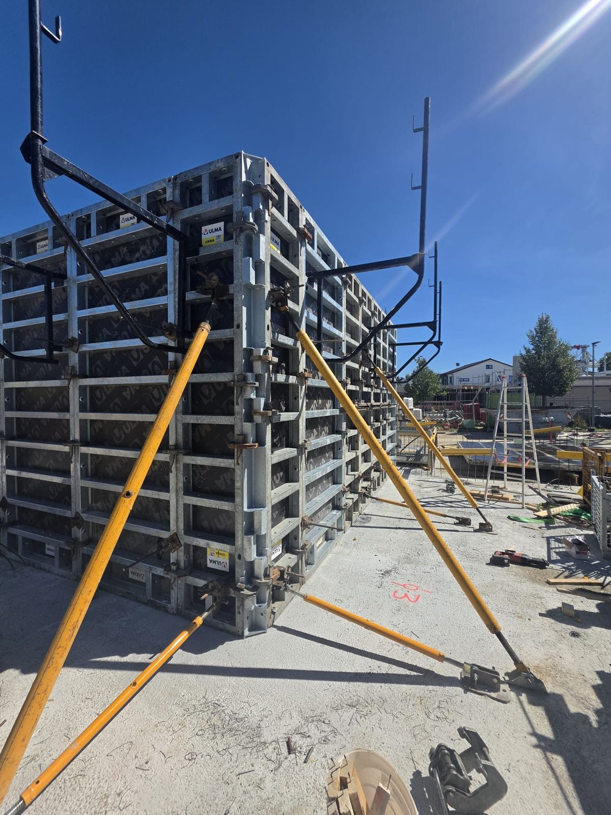 Gestellte Rahmenschalung einer Wand auf der Baustelle in Eislingen